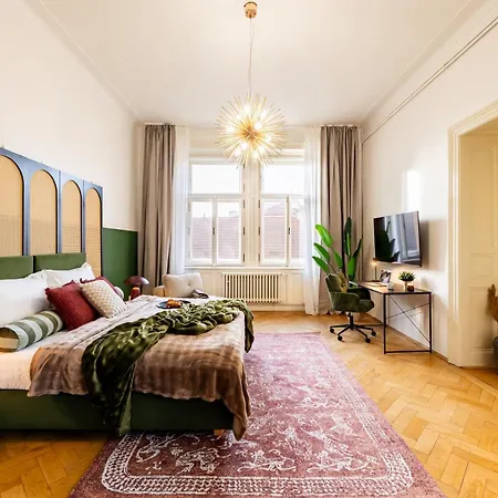 Days - Four Bedroom With Workspace And 250mbs Wifi In New Town Apartment