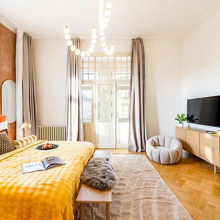 Days - Four Bedroom With Workspace And 250mbs Wifi In New Town Apartment Prag