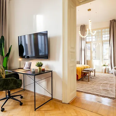 Days - Four Bedroom With Workspace And 250mbs Wifi In New Town *