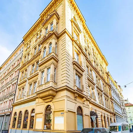 Days - Four Bedroom With Workspace And 250mbs Wifi In New Town Apartment