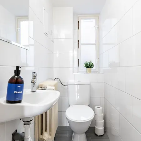 Days - Four Bedroom With Workspace And 250mbs Wifi In New Town
