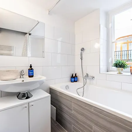 Days - Four Bedroom With Workspace And 250mbs Wifi In New Town